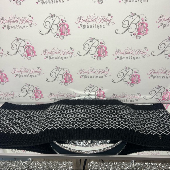 Lululemon scarf circle knit logo metal emblem white black thick knitted yarn - Picture 4 of 6